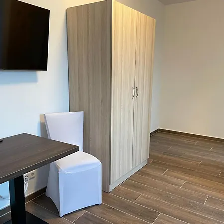 Hotel Lokschuppen Pasewalk- Gaestehaeuser Mit Dz, Ez Und Kueche *